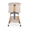 ADORO Babybett mit Moskitonetz, 7-fach verstellbarer Rückenlehne, Rollen und Stauraum, Beige/Kirschbraun