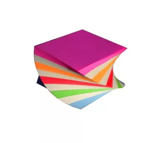 Verdrehter, farbiger Würfelblock (8x8x5cm).