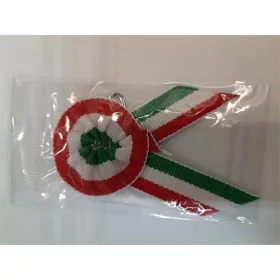 Kokarda s iglom od vrpce širine 1 cm, promjera 3 cm
