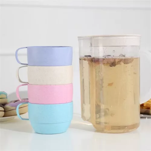 TOO KT-108 Set de 4 căni din plastic cu paie de grâu în culori mixte și ulcior, 13,5×20 cm