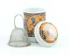 Porzellan-Teetasse „BIG TEA“, 330 ml, mit 4 verschiedenen Mustern, Deckel mit Rand und Metallfilter.