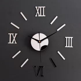 Nagy falióra római számokkal, ezüst