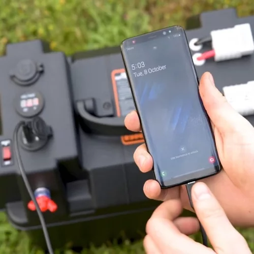 Cutie Ermetica SMART pentru baterie auto, multifunctionala cu terminale externe, voltmetru, pentru calatorii, camping, ambarcatiuni, rulote