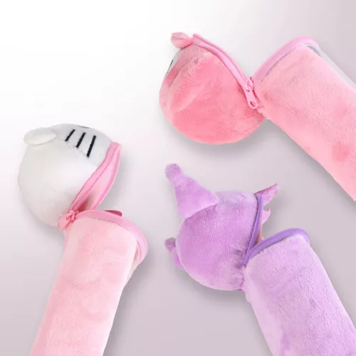 Plyšový držiak na pero Hello Kitty v bielom prevedení.