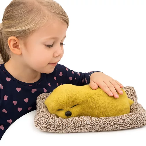Alvó labrador párnán figura szőrös átlátszó zacskó hangokkal