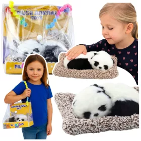   Alvó panda párnán figura szőrrel és átlátszó táskával