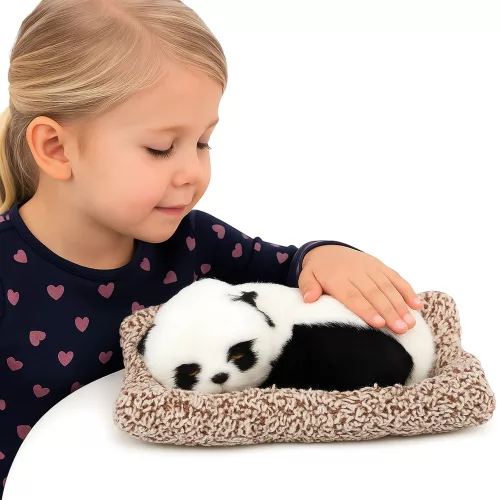 Alvó panda párnán figura szőrrel és átlátszó táskával