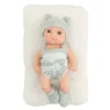 Baba takaróval, fehér és szürke ruhában, kalapban, 18 cm