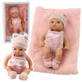   Baba takaróval, fehér és rózsaszín ruhákkal, kalappal, 18 cm