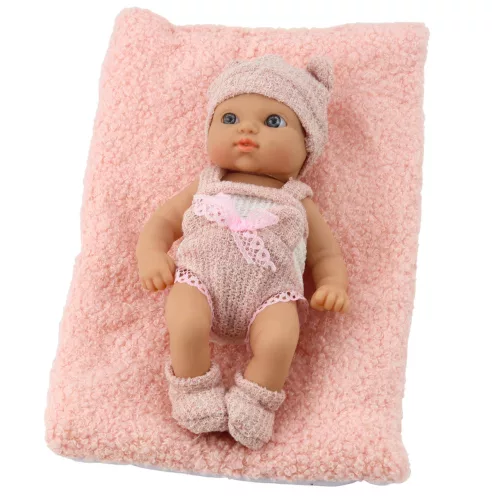 Baba takaróval, fehér és rózsaszín ruhákkal, kalappal, 18 cm