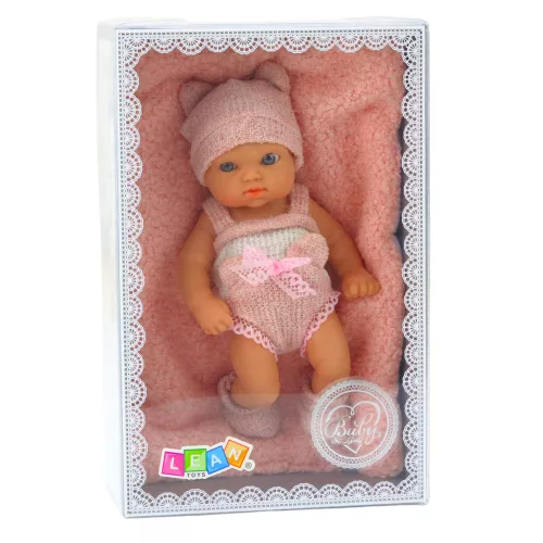 Baba takaróval, fehér és rózsaszín ruhákkal, kalappal, 18 cm