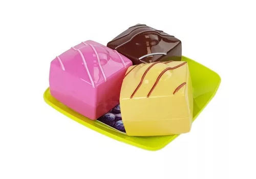 Desszerttorta evése tálca szettben