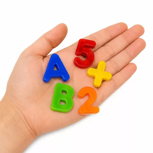 Mágneses betűk és számok egy üvegben lévő ábécében 78 elemből