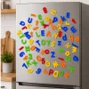 Mágneses betűk és számok egy üvegben lévő ábécében 78 elemből