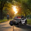 Električni policijski automobil Dodge crne boje