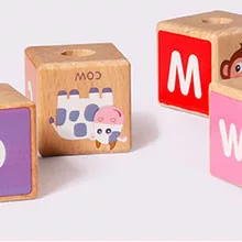 Holzzug mit pädagogischen Bausteinen Alphabet