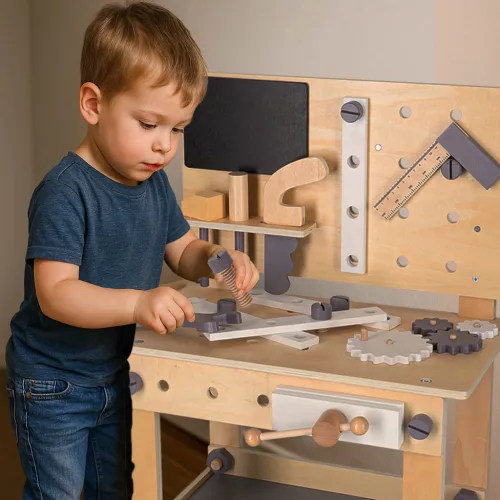 Fából készült műhely szerszámokkal egy asztalon DIY készlet