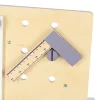 Fából készült műhely szerszámokkal egy asztalon DIY készlet