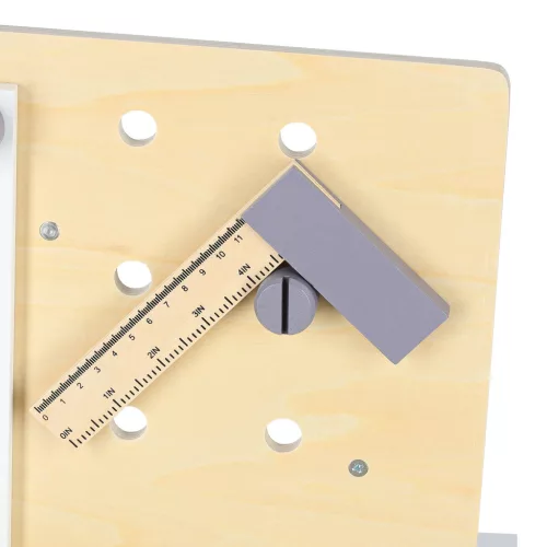 Fából készült műhely szerszámokkal egy asztalon DIY készlet