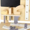 Fából készült műhely szerszámokkal egy asztalon DIY készlet